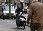 Amsterdam 6 april 2022
Christian Poulsen met zijn. vrouw in de bakfiets rijdend door Amsterdam