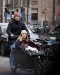Amsterdam 6 april 2022
Christian Poulsen met zijn. vrouw in de bakfiets rijdend door Amsterdam