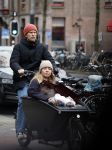 Amsterdam 6 april 2022
Christian Poulsen met zijn. vrouw in de bakfiets rijdend door Amsterdam