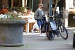 Amsterdam 7 maart 2022
Connie Witteman en haar zoon Marvion Breukhoven doen boodschappen in amsterdam zuid met een biro karretje