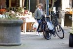 Amsterdam 7 maart 2022
Connie Witteman en haar zoon Marvion Breukhoven doen boodschappen in amsterdam zuid met een biro karretje