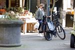 Amsterdam 7 maart 2022
Connie Witteman en haar zoon Marvion Breukhoven doen boodschappen in amsterdam zuid met een biro karretje