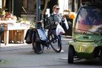 Amsterdam 7 maart 2022
Connie Witteman en haar zoon Marvion Breukhoven doen boodschappen in amsterdam zuid met een biro karretje