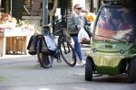 Amsterdam 7 maart 2022
Connie Witteman en haar zoon Marvion Breukhoven doen boodschappen in amsterdam zuid met een biro karretje