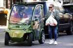 Amsterdam 7 maart 2022
Connie Witteman en haar zoon Marvion Breukhoven doen boodschappen in amsterdam zuid met een biro karretje