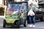 Amsterdam 7 maart 2022
Connie Witteman en haar zoon Marvion Breukhoven doen boodschappen in amsterdam zuid met een biro karretje