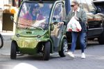 Amsterdam 7 maart 2022
Connie Witteman en haar zoon Marvion Breukhoven doen boodschappen in amsterdam zuid met een biro karretje