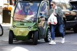 Amsterdam 7 maart 2022
Connie Witteman en haar zoon Marvion Breukhoven doen boodschappen in amsterdam zuid met een biro karretje