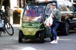 Amsterdam 7 maart 2022
Connie Witteman en haar zoon Marvion Breukhoven doen boodschappen in amsterdam zuid met een biro karretje