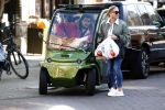 Amsterdam 7 maart 2022
Connie Witteman en haar zoon Marvion Breukhoven doen boodschappen in amsterdam zuid met een biro karretje