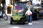 Amsterdam 7 maart 2022
Connie Witteman en haar zoon Marvion Breukhoven doen boodschappen in amsterdam zuid met een biro karretje