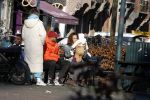 Amsterdam 5 maart 2022
Glennis Grace met de baby van Nienke Plas op de cornelis schuytstraat.