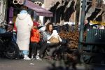 Amsterdam 5 maart 2022
Glennis Grace met de baby van Nienke Plas op de cornelis schuytstraat.