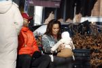 Amsterdam 5 maart 2022
Glennis Grace met de baby van Nienke Plas op de cornelis schuytstraat.