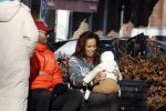 Amsterdam 5 maart 2022
Glennis Grace met de baby van Nienke Plas op de cornelis schuytstraat.