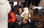 Amsterdam 5 maart 2022
Glennis Grace met de baby van Nienke Plas op de cornelis schuytstraat.