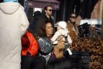 Amsterdam 5 maart 2022
Glennis Grace met de baby van Nienke Plas op de cornelis schuytstraat.