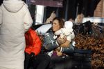 Amsterdam 5 maart 2022
Glennis Grace met de baby van Nienke Plas op de cornelis schuytstraat.