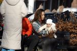 Amsterdam 5 maart 2022
Glennis Grace met de baby van Nienke Plas op de cornelis schuytstraat.