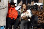 Amsterdam 5 maart 2022
Glennis Grace met de baby van Nienke Plas op de cornelis schuytstraat.