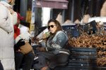 Amsterdam 5 maart 2022
Glennis Grace met de baby van Nienke Plas op de cornelis schuytstraat.