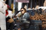 Amsterdam 5 maart 2022
Glennis Grace met de baby van Nienke Plas op de cornelis schuytstraat.
