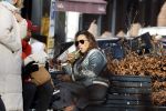 Amsterdam 5 maart 2022
Glennis Grace met de baby van Nienke Plas op de cornelis schuytstraat.