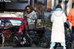 Amsterdam 5 maart 2022
Glennis Grace met de baby van Nienke Plas op de cornelis schuytstraat.