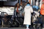 Amsterdam 5 maart 2022
Glennis Grace met de baby van Nienke Plas op de cornelis schuytstraat.