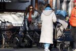 Amsterdam 5 maart 2022
Glennis Grace met de baby van Nienke Plas op de cornelis schuytstraat.