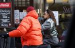 Amsterdam 5 maart 2022
Glennis Grace met de baby van Nienke Plas op de cornelis schuytstraat.