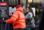 Amsterdam 5 maart 2022
Glennis Grace met de baby van Nienke Plas op de cornelis schuytstraat.