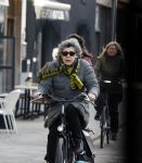 Amsterdam 2 maart 2022
Hanneke Groenteman op de fiets in Amsterdam zuid