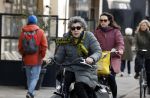 Amsterdam 2 maart 2022
Hanneke Groenteman op de fiets in Amsterdam zuid