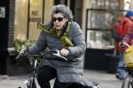 Amsterdam 2 maart 2022
Hanneke Groenteman op de fiets in Amsterdam zuid