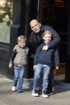Amsterdam 12 maart 2022
Jaap v Zweden met zijn kleinkinderen aan het winkelen in Amsterdam zuid.