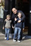 Amsterdam 12 maart 2022
Jaap v Zweden met zijn kleinkinderen aan het winkelen in Amsterdam zuid.