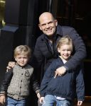 Amsterdam 12 maart 2022
Jaap v Zweden met zijn kleinkinderen aan het winkelen in Amsterdam zuid.