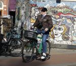 Amsterdam 7 maart 2022
Marc Marie Huybregts op de fiets in Amsterdam zuid.
