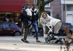 Amsterdam 5 maart 2022
 Nienke Plas en haar man Resley Stjeward en hun baby op de cornelis schuytstraat.