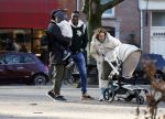 Amsterdam 5 maart 2022
 Nienke Plas en haar man Resley Stjeward en hun baby op de cornelis schuytstraat.