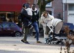 Amsterdam 5 maart 2022
 Nienke Plas en haar man Resley Stjeward en hun baby op de cornelis schuytstraat.