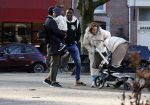 Amsterdam 5 maart 2022
 Nienke Plas en haar man Resley Stjeward en hun baby op de cornelis schuytstraat.