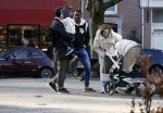 Amsterdam 5 maart 2022
 Nienke Plas en haar man Resley Stjeward en hun baby op de cornelis schuytstraat.