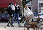 Amsterdam 5 maart 2022
 Nienke Plas en haar man Resley Stjeward en hun baby op de cornelis schuytstraat.