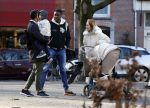 Amsterdam 5 maart 2022
 Nienke Plas en haar man Resley Stjeward en hun baby op de cornelis schuytstraat.
