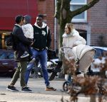Amsterdam 5 maart 2022
 Nienke Plas en haar man Resley Stjeward en hun baby op de cornelis schuytstraat.