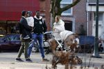 Amsterdam 5 maart 2022
 Nienke Plas en haar man Resley Stjeward en hun baby op de cornelis schuytstraat.