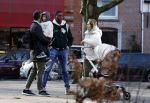 Amsterdam 5 maart 2022
 Nienke Plas en haar man Resley Stjeward en hun baby op de cornelis schuytstraat.