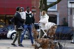 Amsterdam 5 maart 2022
 Nienke Plas en haar man Resley Stjeward en hun baby op de cornelis schuytstraat.